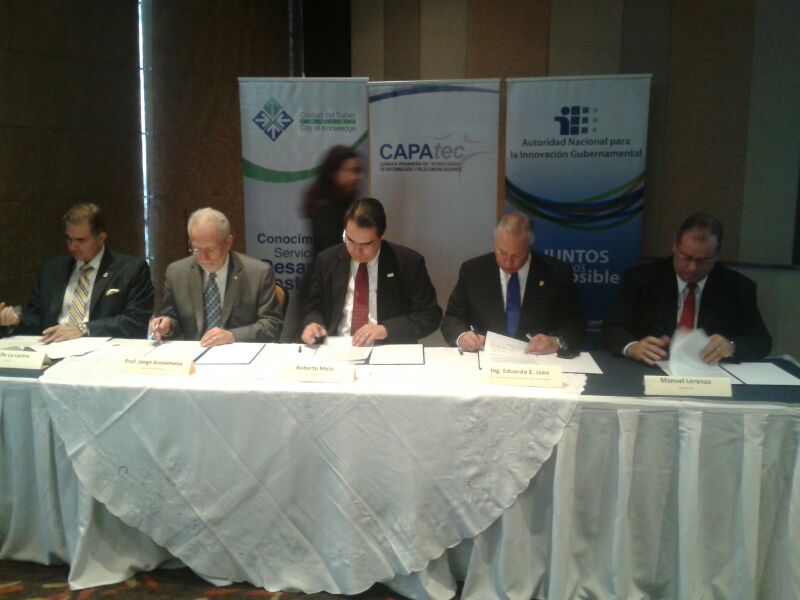 Durante el encuentro se firmaron de algunos acuerdos con distintas empresas vinculadas al sector tecnológico. Foto/Luis René Ábrego
