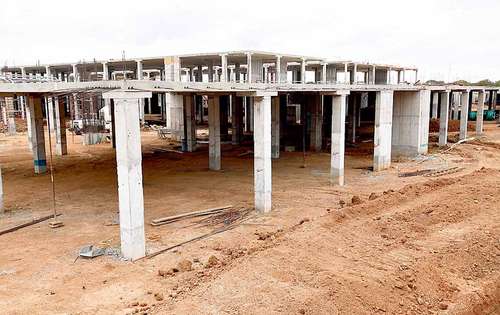 <p>Terrenos. La estructura está al lado del viejo edificio.</p>