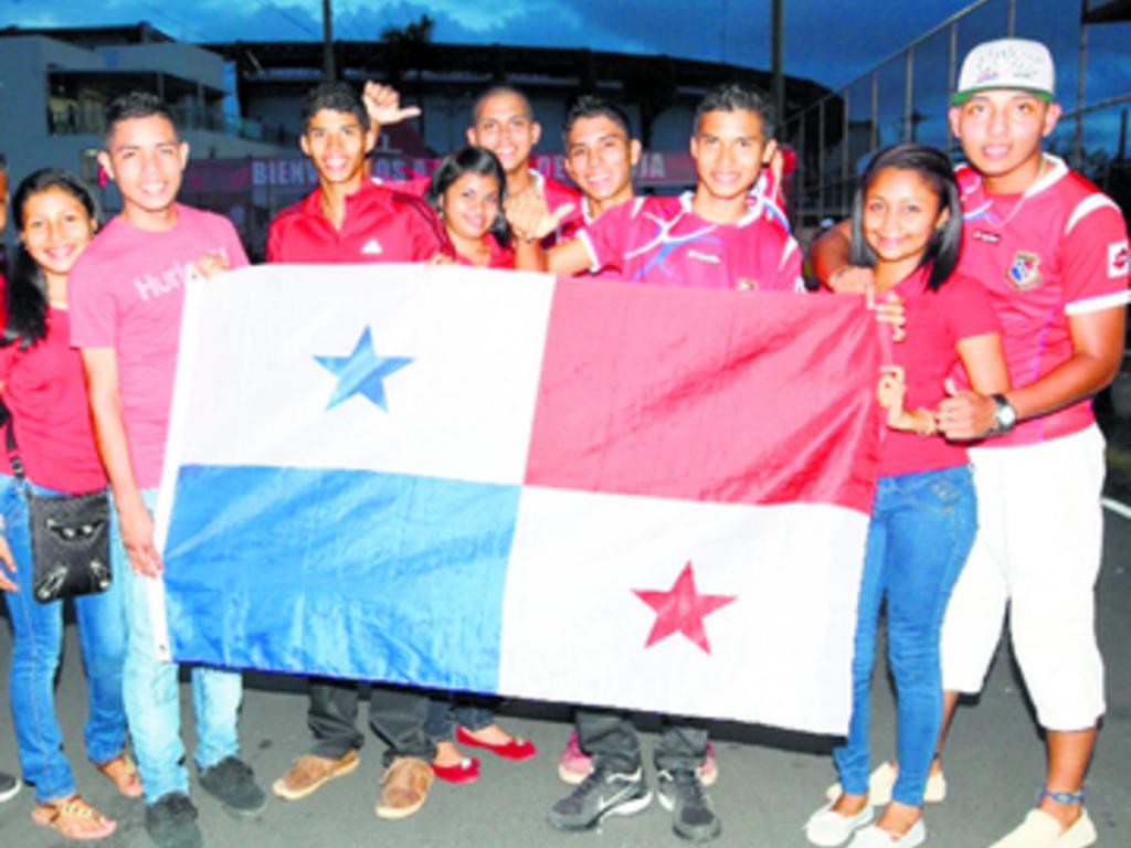 6. La bandera panameña no pudo faltar en el partido de ayer.