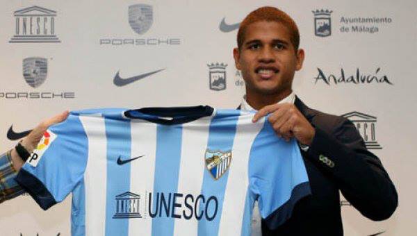 Roberto Chen, cuando firmó con el Málaga CF, de España. Foto/Archivo<br>