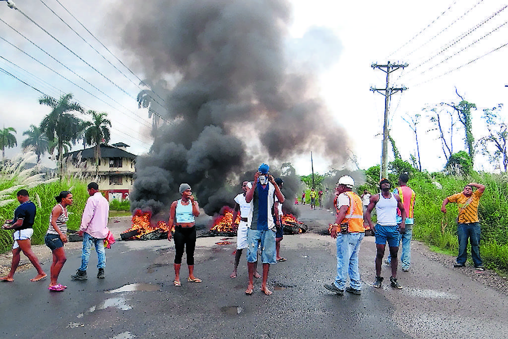 Protesta. A eso de las 10 a.m. ya había cierre de calles.(Delfia Cortez)
