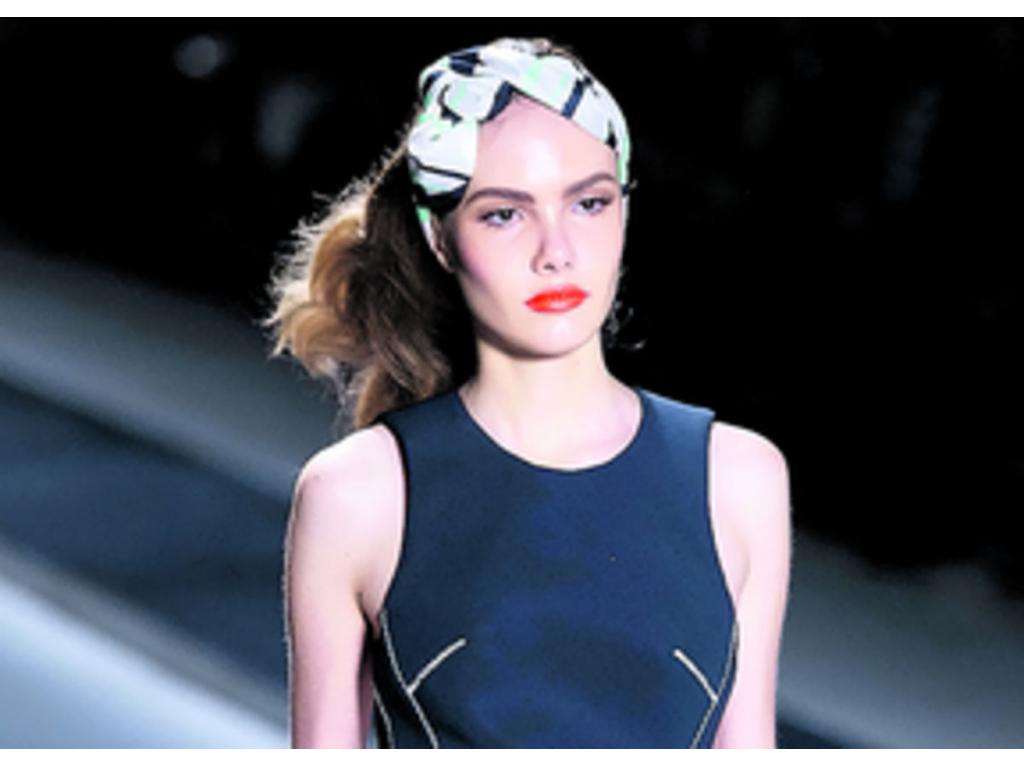 Esta fémina modela un minivestido en blanco y negro en la Semana de la Moda de Sao Paulo. Ella prefirió uno con los tonos: negro, blanco y rojo.