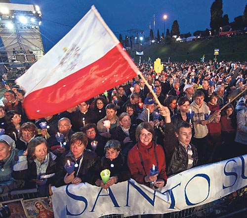 <p>Exigencia. Peregrinos ondean la bandera de Polonia y exhiben un cartel en el que se lee pronto santo.</p>