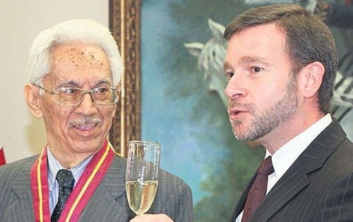 <p>Regaló un libro al canciller.</p>