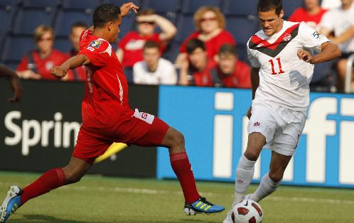 El jugador de Canadá Josh Simpson (d) disputa el balón con Eybir Bonaga (i) de Panamá hoy, martes 14 de junio de 2011, durante el partido de la Copa de Oro en el estadio Livestrong de Kansas City, Kansas.<br>