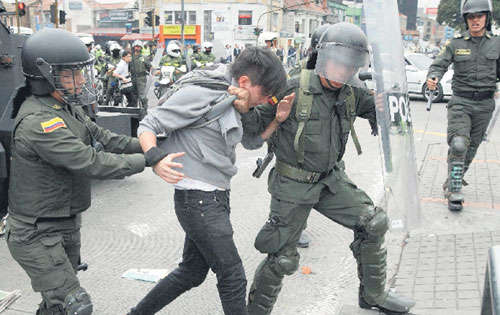 <p>Refugio. Casa de Nariño es el nombre de la sede del Gobierno colombiano.</p><p>Fuerza. Un manifestante es detenido por agentes. policiales.</p>