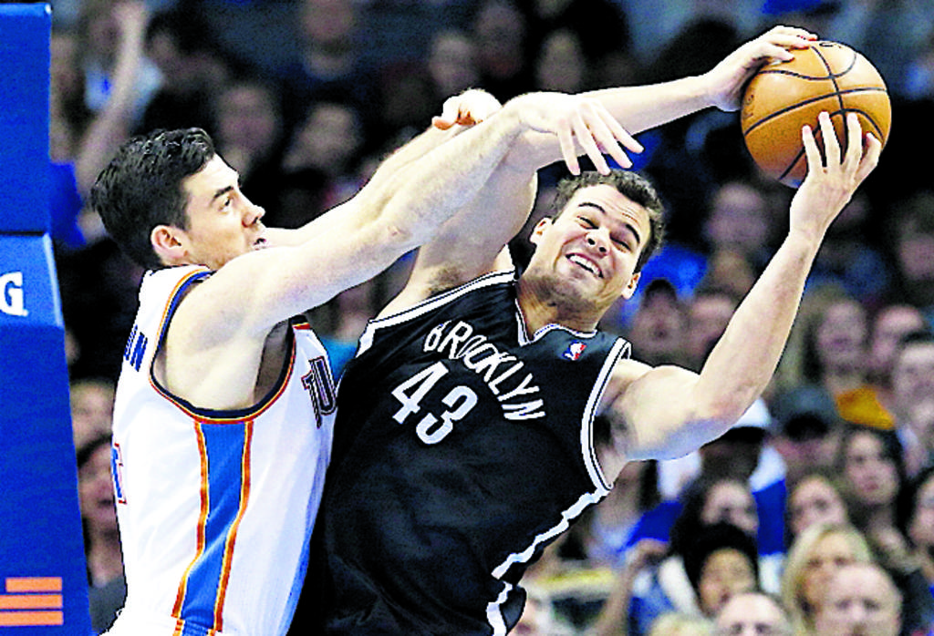 Movida. Humphries (43) atrapa el balón.(AP)