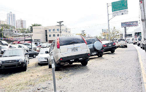 <p>En la Tumba Muerto, estacionan en las isletas. Foto: Ilustrativa/Archivo<br></p>