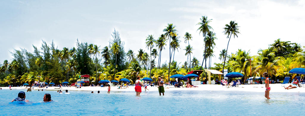 Balneario. A una hora de San Juan, está Luquillo cerca del Bosque Nacional El Yunque.()