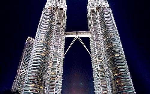 <p>Urbano. En Kuala Lumpur está el edificio más emblemático de la nación, las torres Petronas.</p>