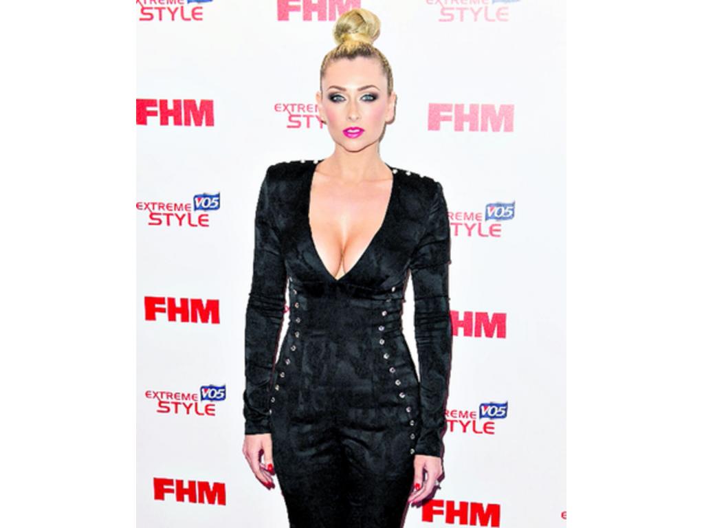 El moño de la actriz Gemma Merna encaja perfectamente con su estilo sensual y un tanto roquero. Con este tipo de peinado, caerían bien unos rayos para la luminosidad.