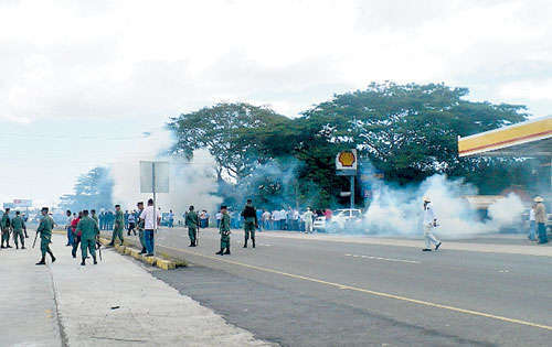 <p>Disturbios. Tiraron bombas lacrimógenas y gas pimienta.</p>
