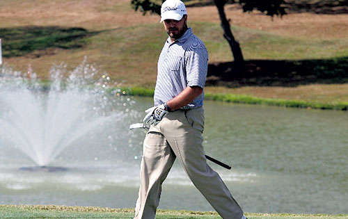 <p>Acción. Vance Veazey realiza su tiro en el green.</p>