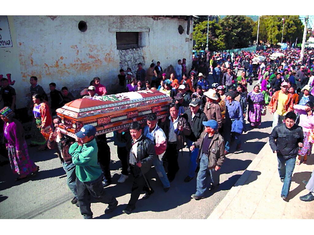 Campesinos entierran a sus seres queridos.(AP)