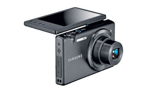 <p> La nueva cámara de Samsung también cuenta con las funciones de Magic Frame y Picture in Picture. La función Magic Frame ofrece 12 plantillas de fondo para animar las fotos y Picture in Picture permite ver más de una foto al mismo tiempo.</p>