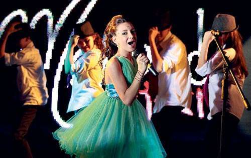 <p>Show. Mafer bailó junto a sus bailarines.</p>