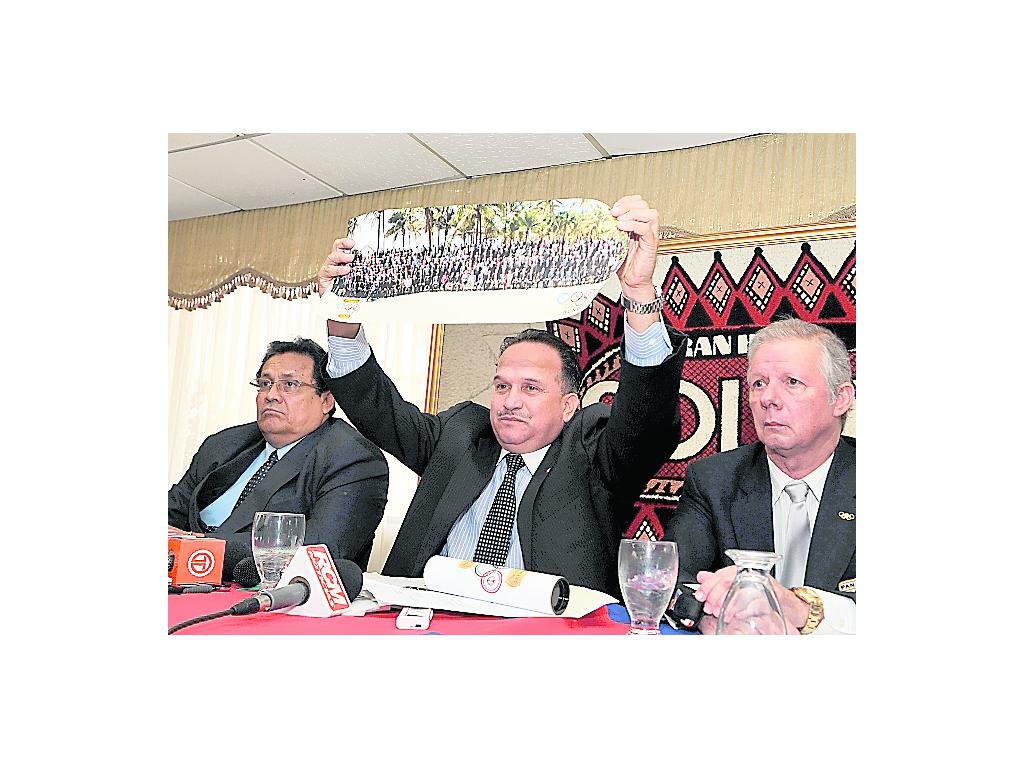 Directiva. Miguel Sanchiz (centro) dirige el COP.(Archivo)