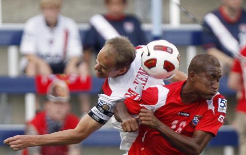 El jugador de Canadá Kevin McKenna (atrás) disputa el balón con Luis Rentería (frente) de Panamá.<br>