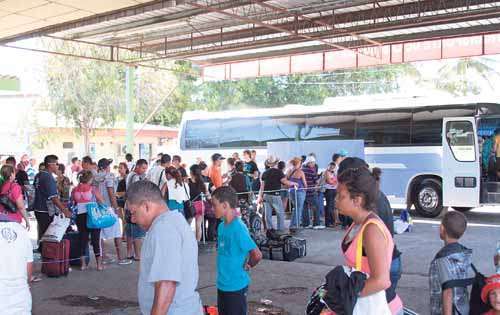 <p>Éxodo. Muchos iniciaron el retorno ayer mismo.</p>