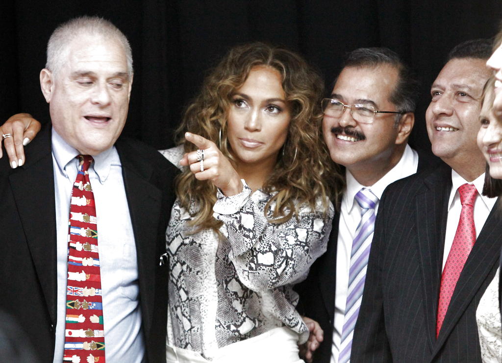 Jennifer López (c) posa junto a un grupo de médicos durante un evento benéfico de su fundación "Lopez Family Foundation" en Panamá. Foto: EFE<br>