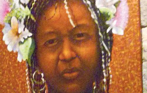 <p>Rinde tributo a la negritud.</p>