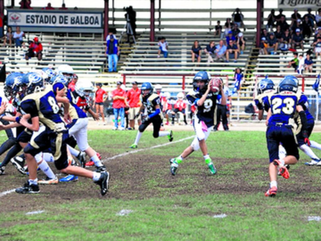 El quarterback busca a sus compañeros.(Alberto Ortega)