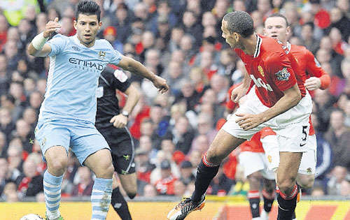 <p>Habilidoso. El Kun Agüero evade a Ferdinand.</p>