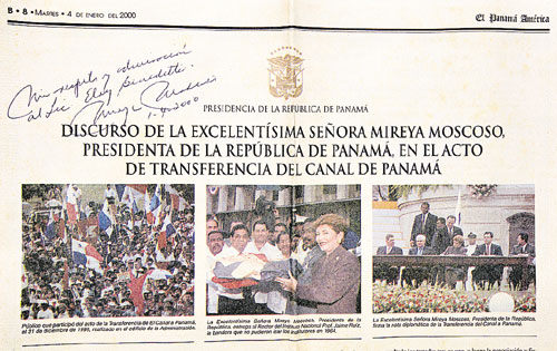 <p>Documento. Un ejemplar de Panamá América con la dedicatoria de la ex presidenta Moscoso.</p>