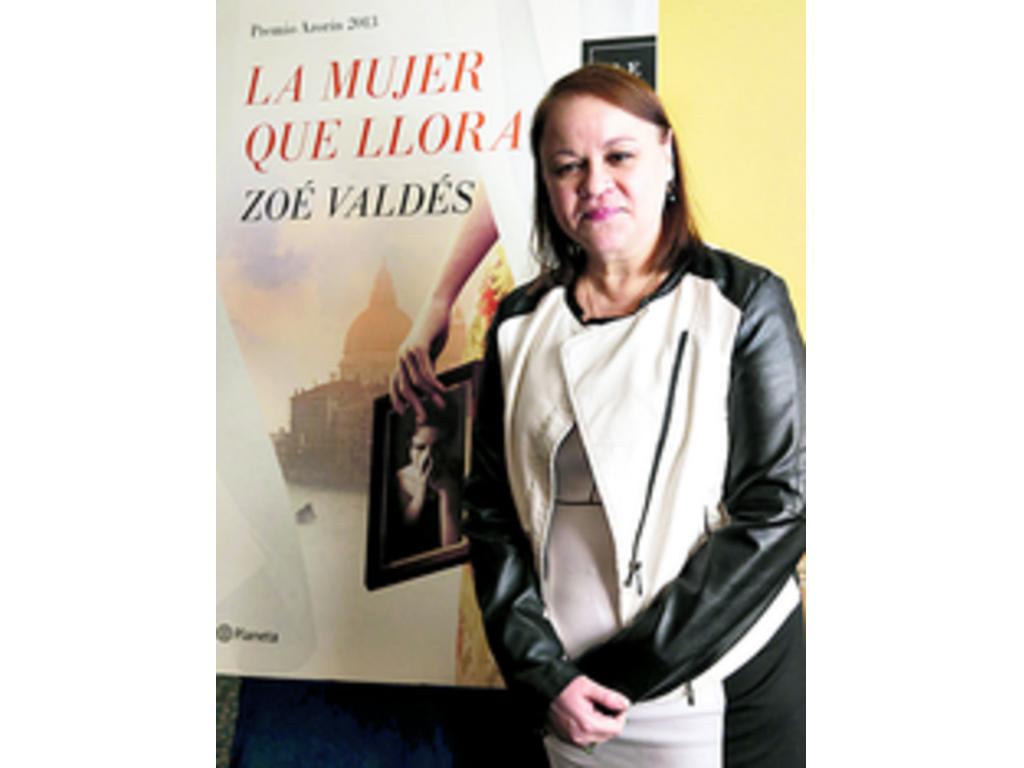 El escritor chino Mo Yan, galardonado con el Nobel de Literatura 2012, presentó su primer libro tras la concesión del galardón, titulado "Gran Ceremonia", y que relata precisamente su viaje a Suecia para recibir el premio. "El libro muestra mis deseos por