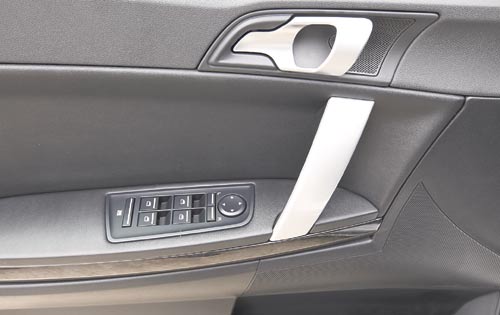 <p>Útil. En la puerta del conductor controlas ventanas y seguros.</p>