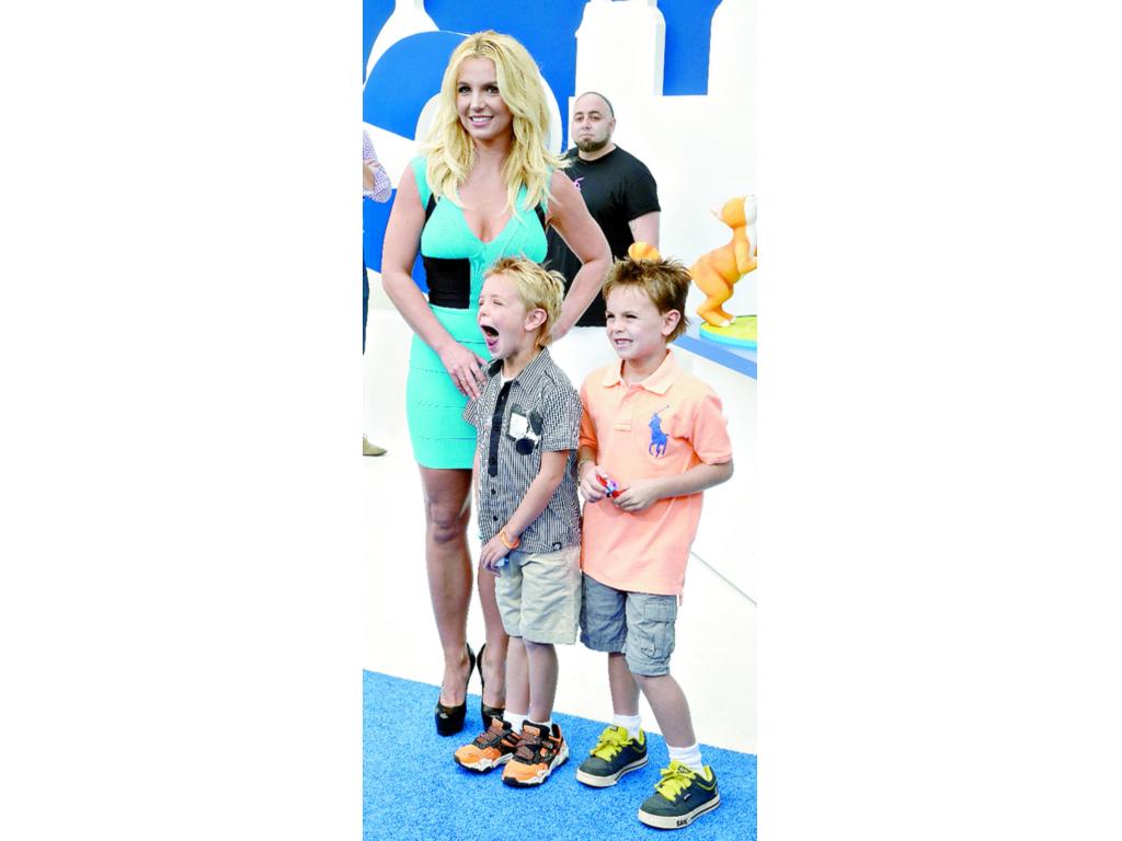 La Princesa del pop posa junto a sus dos hijos, Sean Federline y Jayden James Federline. La intérprete lució un minivestido pegado al cuerpo, muy bella.