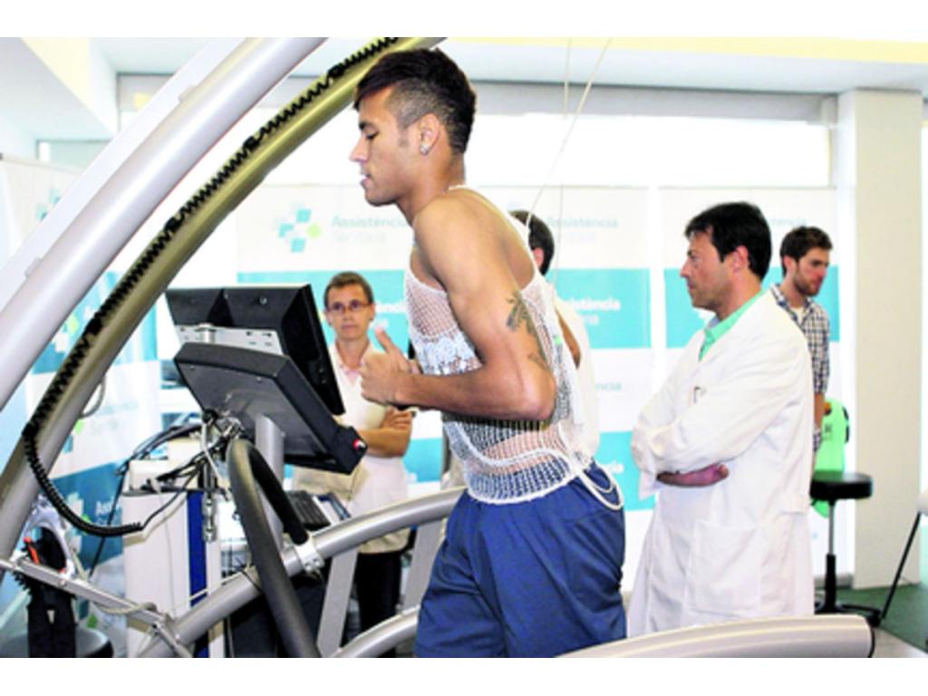 Miles de fanáticos corearon al mismo ritmo ¡Sí, sí, sí, Neymar ya está aquí!'' cuando el futbolista de 21 años salió al campo.( Foto: AP)
