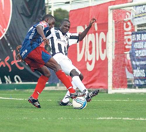 <p>Goleador. Luis Carbajal (izq.) fue una pesadilla.</p>