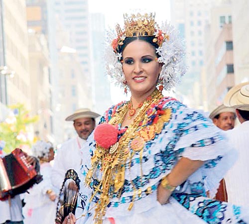 <p>Entre los rascacielos de Nueva York, Manhathan durante el desfile de la hispanidad 2010. </p>