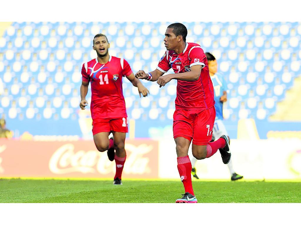 Jairo Jiménez (dcha.), de Panamá, celebra el gol que abría la cuenta del partido.(EFE)