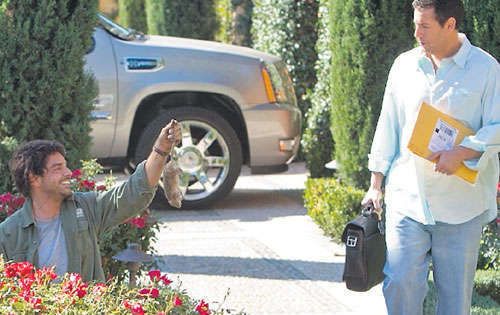 <p>Doble. Derbez interpreta al jardinero y a su abuela. </p>