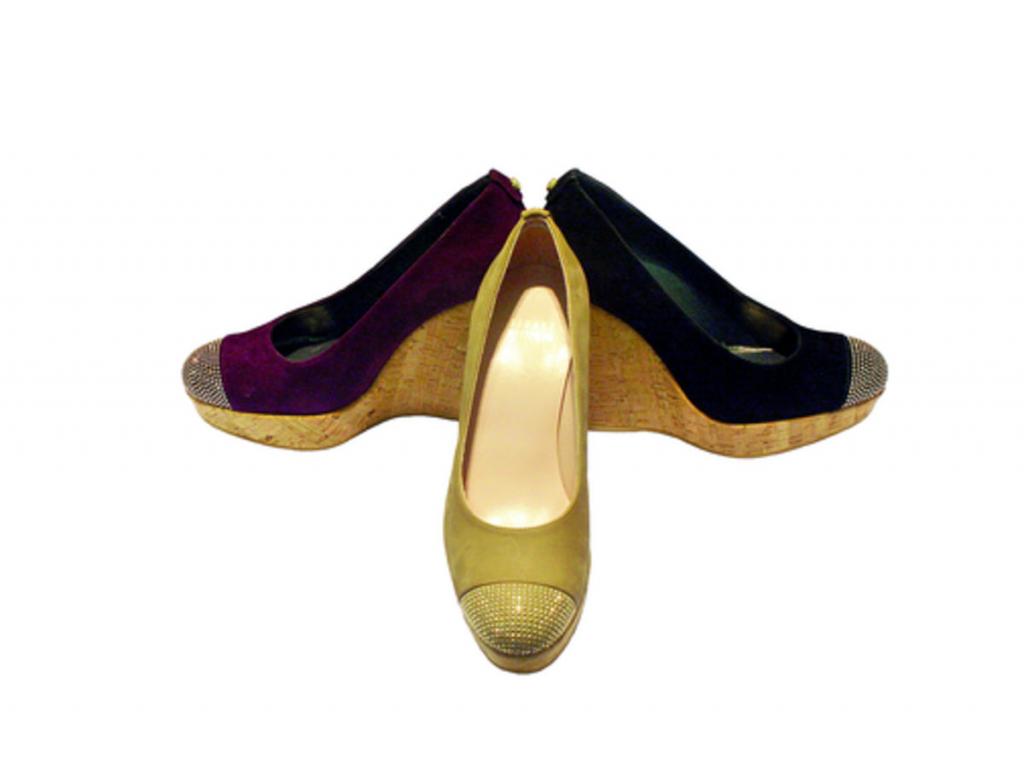 Cómodos calzados con tacón de cuña en diversos colores. En la punta del zapato encontrarás tachuelas en color plata. Esta variedad se consigue en Bellagio.