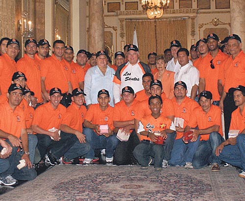 <p>Contentos. Una visita que quedará en la memoria del equipo santeño.</p>