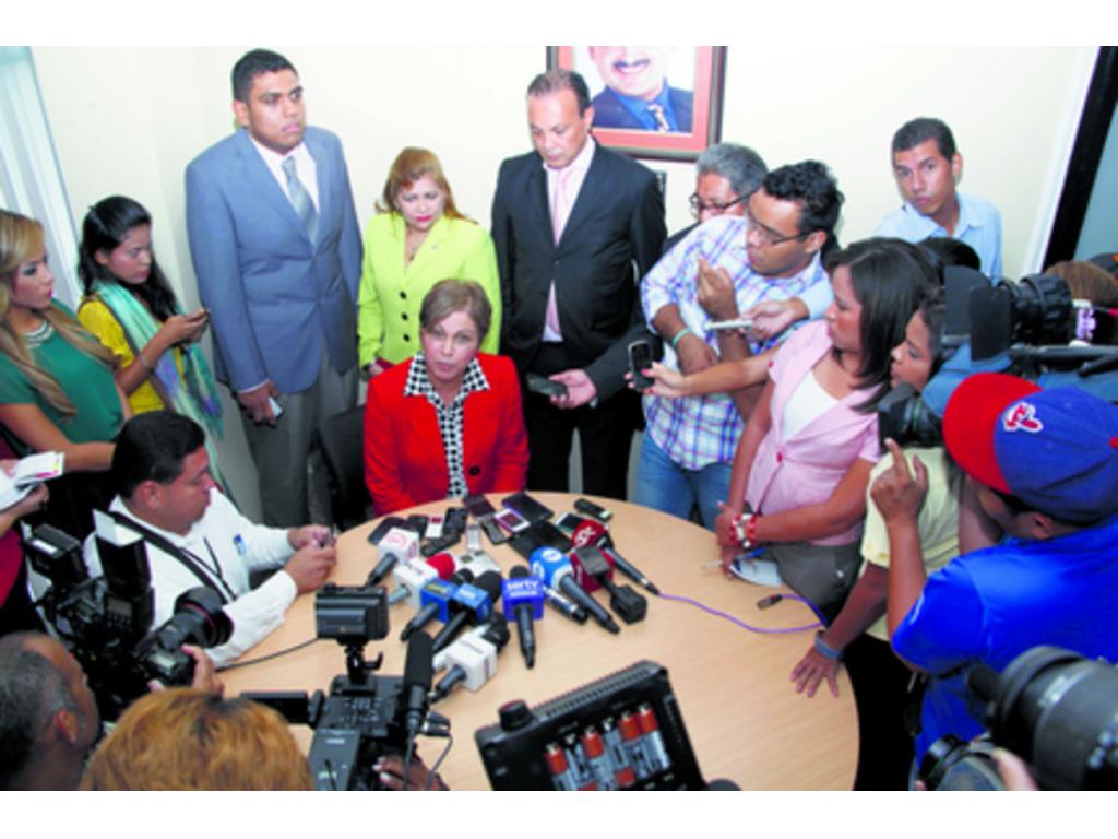 Acto seguido de su juramentación, la defensora del pueblo tuvo su primer encuentro con los periodistas, en el centro de prensa de la Asamblea. Allí aseguró que antes de postularse, renunció a Cambio Democrático.(Víctor Arosemena)