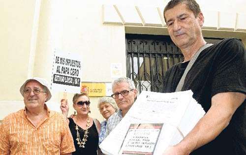 <p>Lucha. Miembros de Europa Laica muestran las firmas obtenidas.</p>