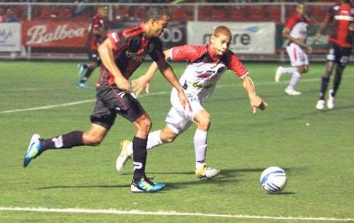 <p></p><p></p><p>Duelo. Rolando Escobar (izq.) ante Roberto Chen.</p>