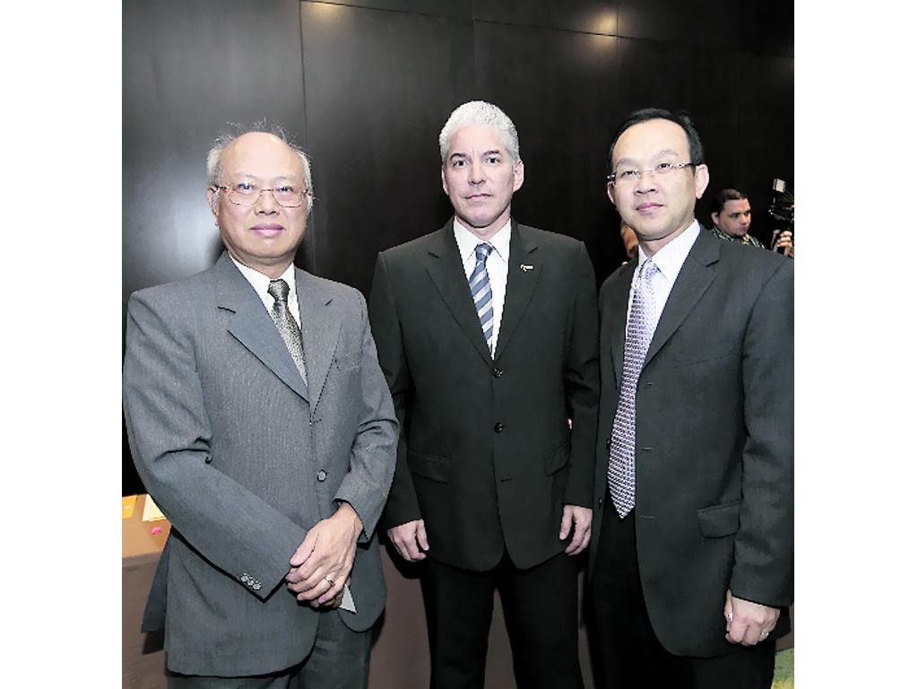3. Hugo Chiu, Severo Sousa y Camilo C. P. Chang.()