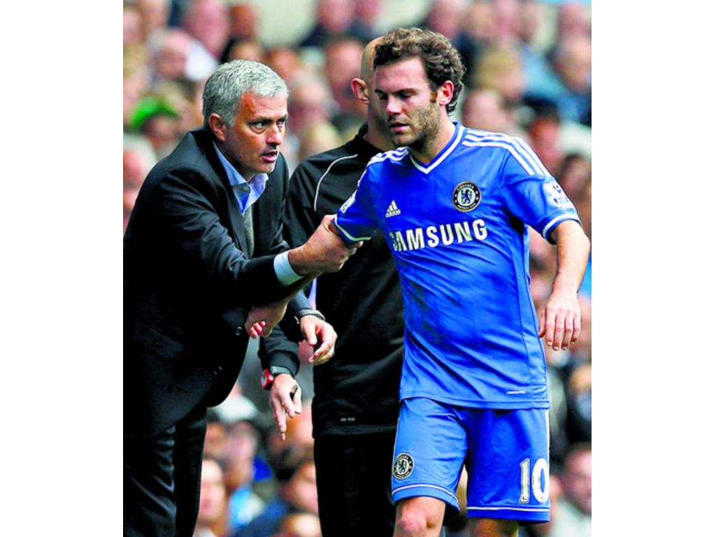 José Mourinho y Juan Mata (dcha.) en el campo de juego.(AP)