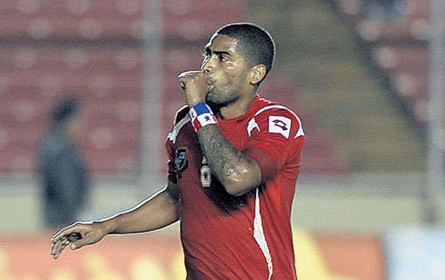 <p>De lujo. Gavilán y su peculiar forma de celebrar.</p>