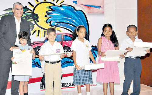 <p> Rodolfo Icaza, presidente del Grupo Corporativo Pérez, junto a los ganadores de 10 años.</p>