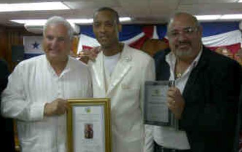 El boxeador colonense Celestino "Pelenchín" Caballero, campeón mundial pluma de la Asociación Mundial de Boxeo (AMB), recibió un homenaje y varios reconocimientos.