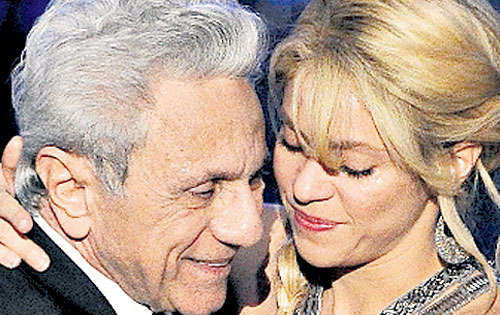 <p>Junto a su padre.</p>