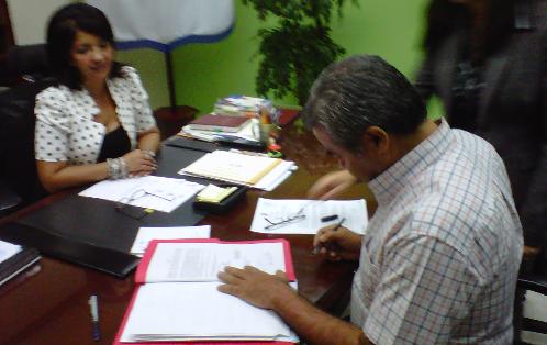 Entrega de la documentación que autoriza la recolección de firmas. Foto/Víctor Arosemena<br>