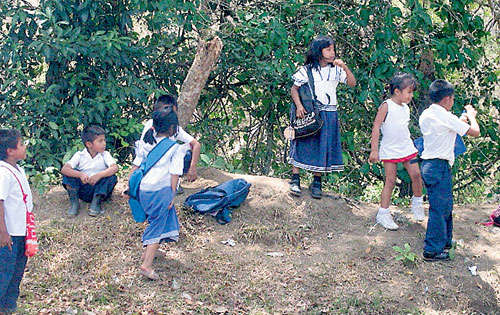 <p>Traslado. 2 mil docentes se han trasladado a las comarcas</p>