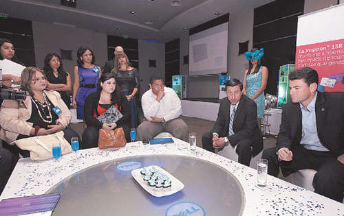 <p>Los ejecutivos junto a la prensa invitada. </p>